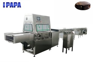 Chocolate coating machine for cakes