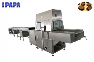 Chocolate coating machine for cakes