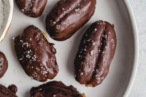 Chocolate coating machine for dates